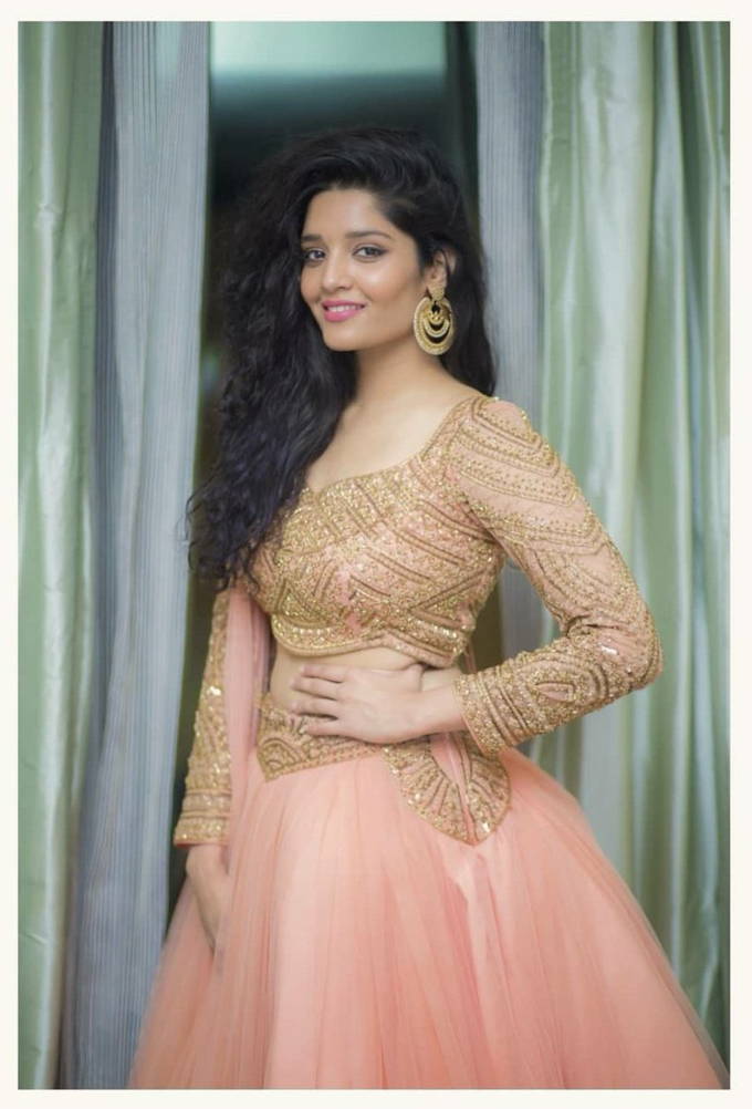 Ritika Singh Photos In Pink Dress at Zee Golden Awards1